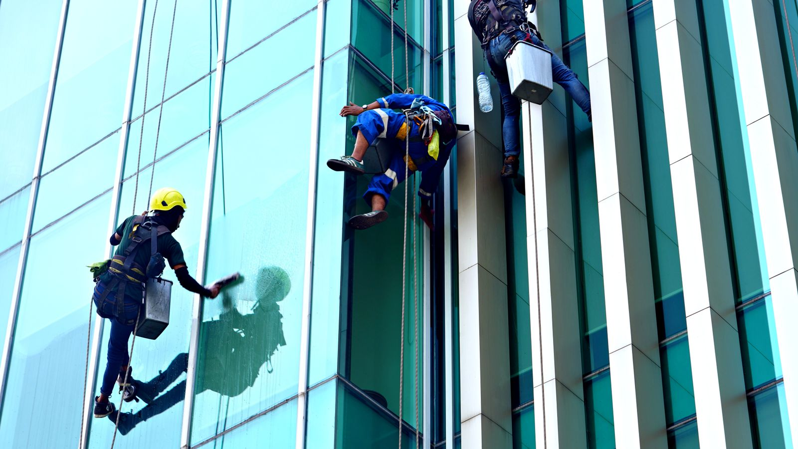 Professionele glasbewassing van een modern bedrijfspand